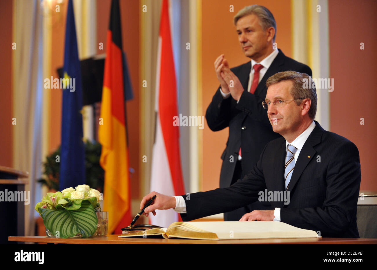 Il Presidente tedesco Christian Wulff segni della città libro d'oro accanto a Berlino il sindaco Klaus Wowereit (L) durante la sua prolusione visita di Berlino presso la sala grande del rosso municipio di Berlino (Germania), 2 novembre 2010. Sullo sfondo si blocca un dipinto del Congresso di incontro di Berlino nel 1878. Wulff e Berlino Wowereit sindaco visita Humbodt University, la Porta di Brandeburgo e la scar Foto Stock
