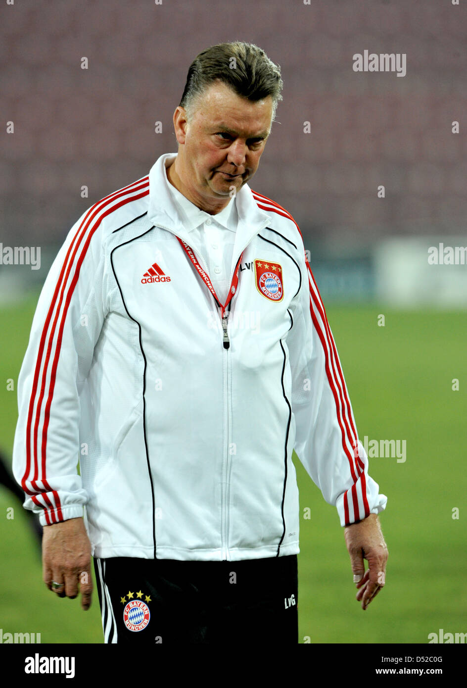 FC Bayern Monaco di Baviera head coach Louis van Gaal è raffigurato durante la fase finale della formazione del FC Bayern Monaco presso la Constantin Radulescu Stadium di Cluj, Romania, 02 novembre 2010. FC Bayern Monaco gioca la Champions League contro CFR Cluj 1907 il 02 novembre 2010. Foto: Peter Kneffel Foto Stock