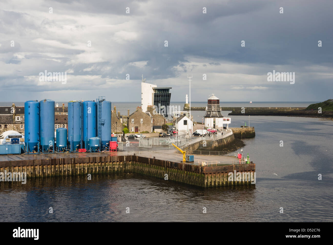 Porta ingresso con vecchi e nuovi della capitaneria di porto di edifici sui frangiflutti nord con il faro al di là. Aberdeen, Scozia, Regno Unito. Foto Stock