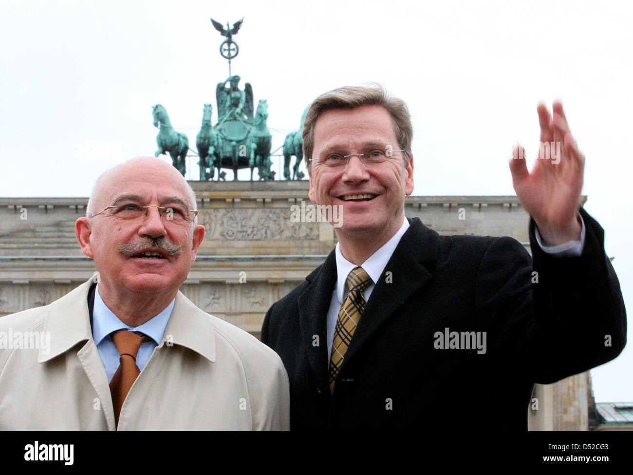 Il Ministro degli esteri tedesco Guido Westwelle (R) visite alla Porta di Brandeburgo con ungherese collega ministeriale Janos Martonyi a Berlino, Germania, 04 novembre 2010. I politici in precedenza hanno preso parte al Forum Europa e ha tenuto una conferenza stampa presso l'Hotel Adlon. Foto: Wolfgang Kumm Foto Stock