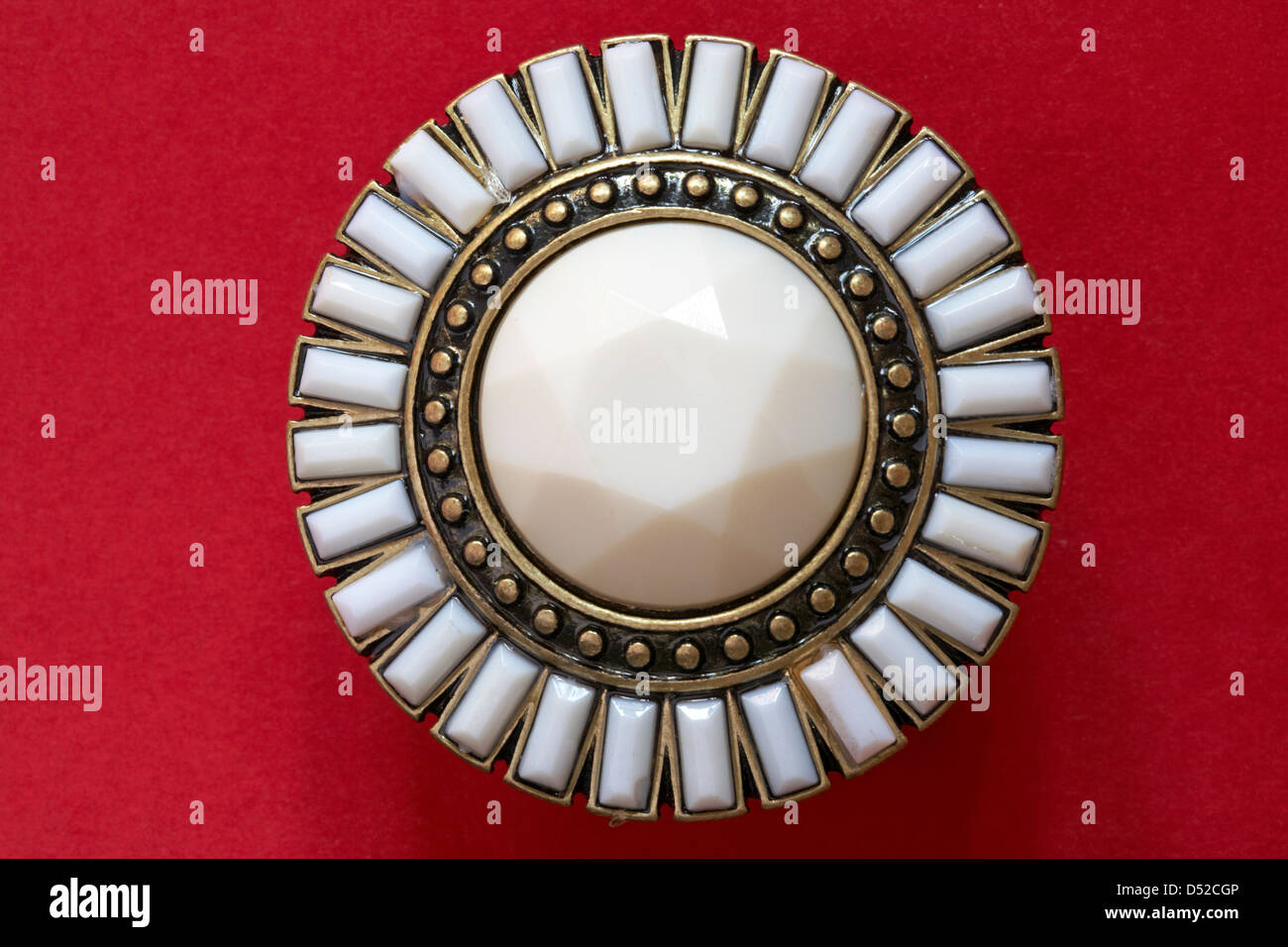 bigiotteria anello isolato su sfondo rosso - bigiotteria bigiotteria bigiotteria Foto Stock