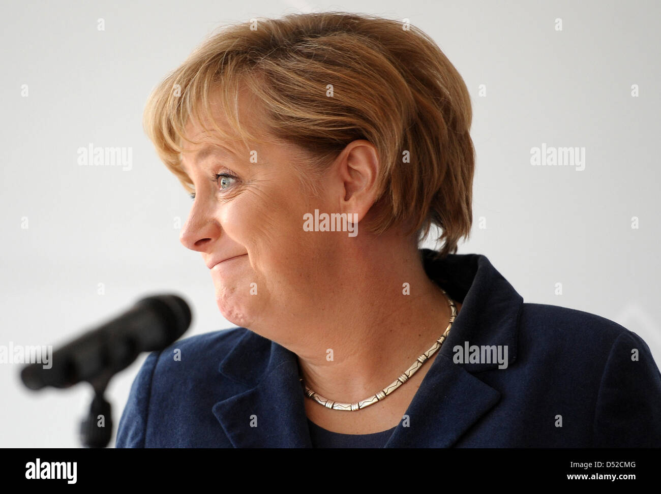 Il cancelliere tedesco Angela Merkel (CDU) parla durante la sua visita a tedesco del costruttore della pressa Automazioni Manz AG in Reutlingen, Germania, 4 novembre 2010. Merkel ha voluto ricevere un impressione su strategie innovative e gli sforzi della società e dei suoi tentativi per cercare di affrontare la finanziaria e economic crisis. Foto: Ronald Wittek Foto Stock