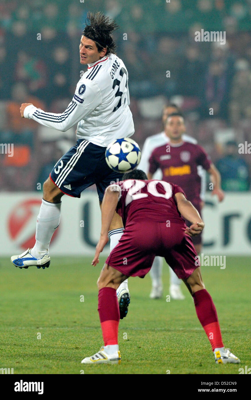 Mario Gomez (superiore) del FC Bayern München und Cadu del CFR Cluj si contendono la palla in Champions League match tra FC Bayern Monaco di Baviera e CFR Cluj in Cluj, Romania, 3 novembre 2010. Bayner Monaco di Baviera ha vinto 4-0. Foto: Peter Kneffel Foto Stock