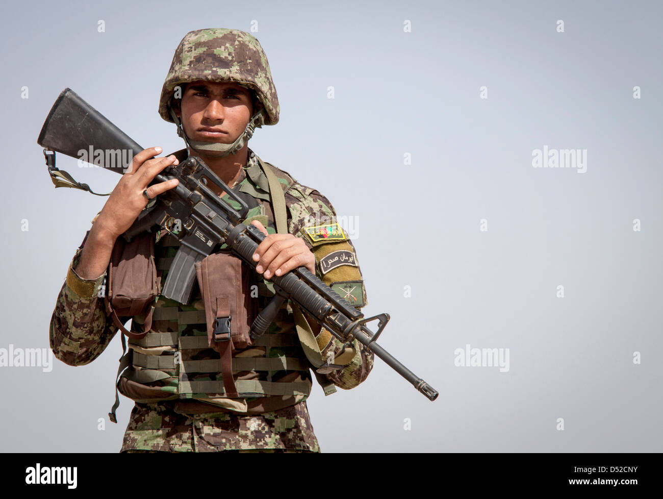 Un esercito nazionale afghano soldato fornisce la sicurezza durante un'operazione di compensazione 16 marzo 2013 vicino a Camp Shorabak, provincia di Helmand, Afghanistan. Foto Stock