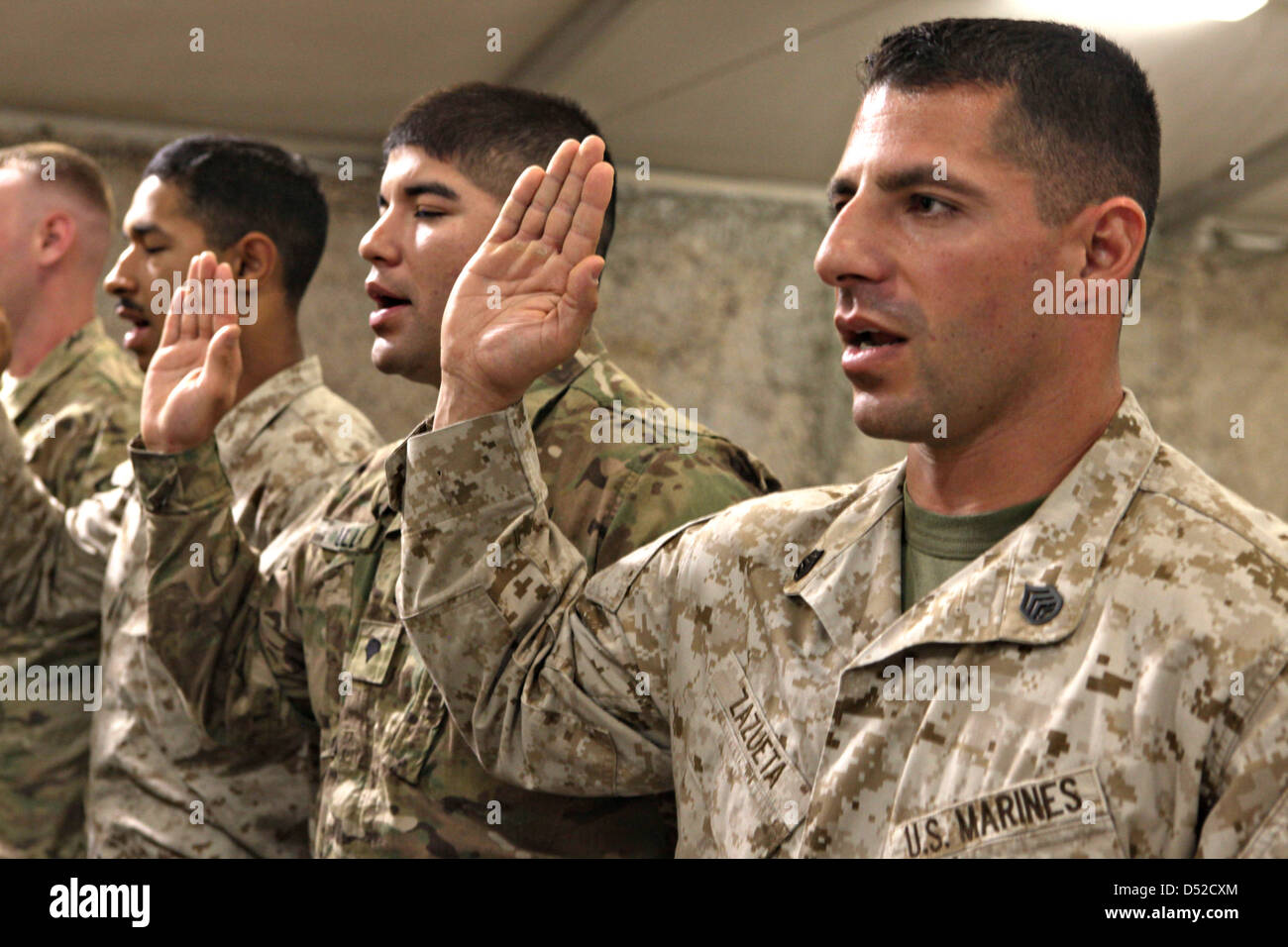 Marines americani fare il giuramento di cittadinanza degli Stati Uniti durante una cerimonia di naturalizzazione Marzo 1, 2013 a Kandahar Airfield, Afghanistan. Foto Stock