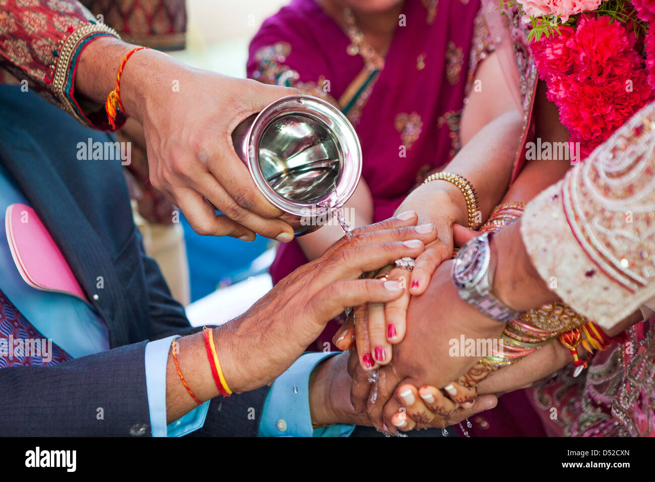 Indian paio di eseguire la cerimonia di nozze Foto Stock