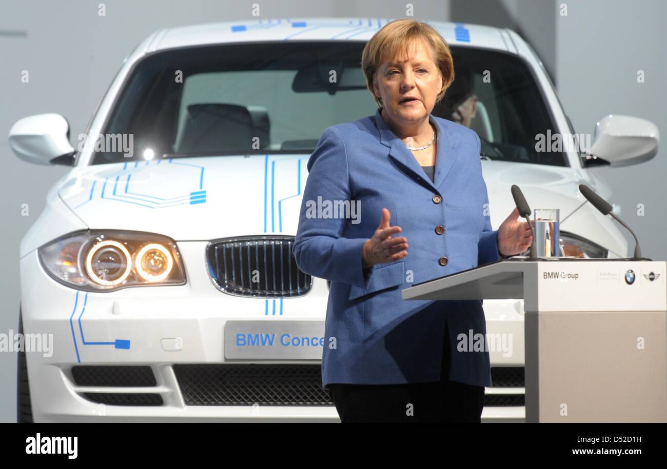 Il cancelliere tedesco Angela Merkel offre un discorso sull'espansione della pianta della casa costruttrice tedesca BMW a Lipsia, Germania, 05 novembre 2010. La BMW si espande il suo stabilimento di Lipsia per la produzione di recente sviluppato Megacity veicolo. L a zero emissioni veicolo dotato di un completo ed estremamente leggero corpo in plastica è di essere prodotta a Lipsia dal 2013. BMW Reithofer di testa e il Cancelliere tedesco Merk Foto Stock