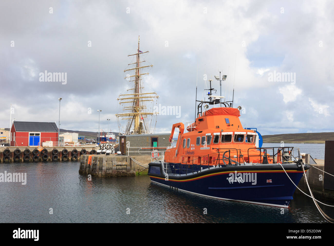 Scialuppa di salvataggio RNLI RNLB Michael e Jane Vernon ormeggiata nel porto per barche piccole a Lerwick, terraferma le isole Shetland, Scotland, Regno Unito Foto Stock