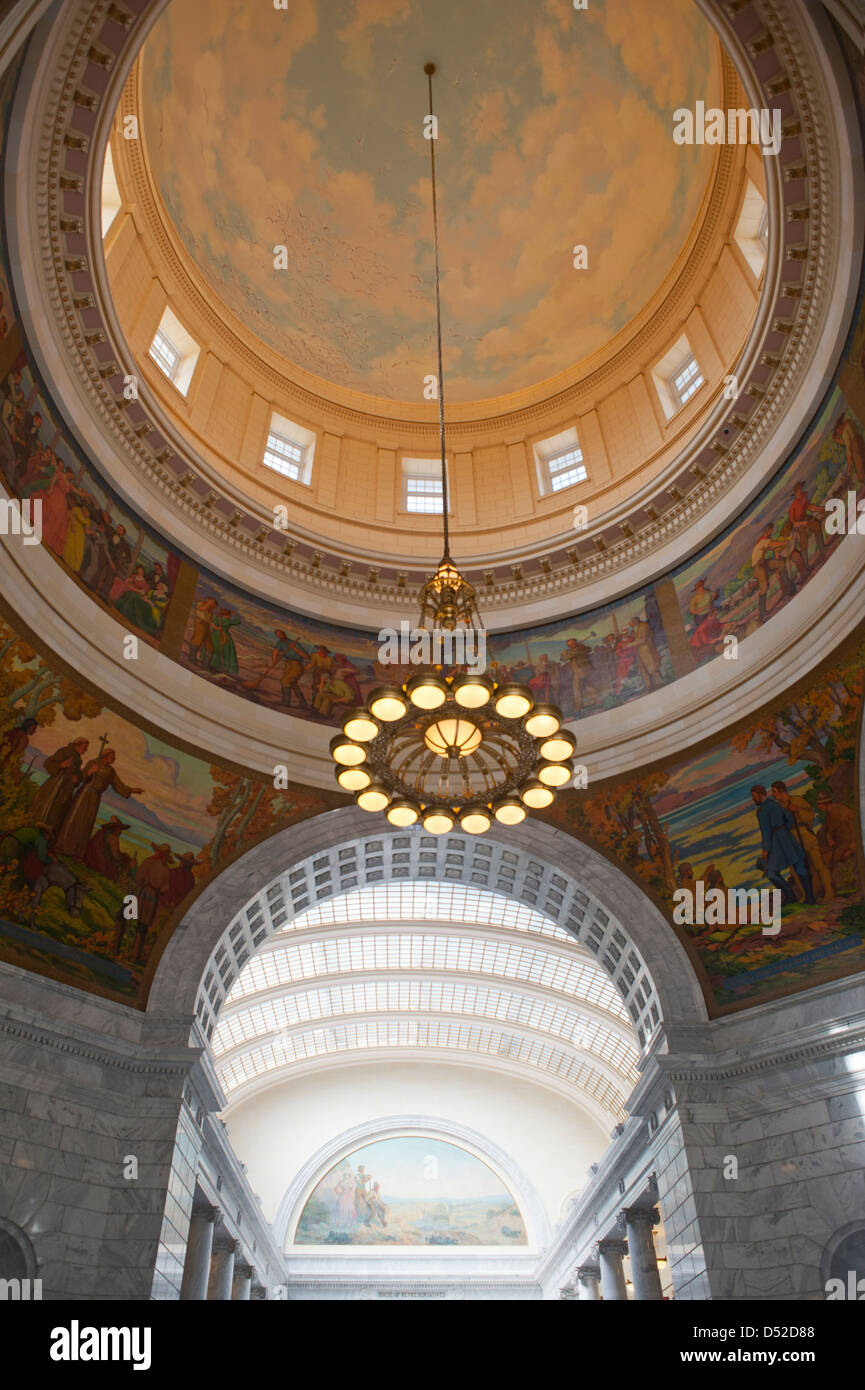 All'interno lo State Capitol Building dello Utah A Salt Lake City, all'interno della Rotonda è un unico lampadario, illuminazione il Rotunda. Foto Stock