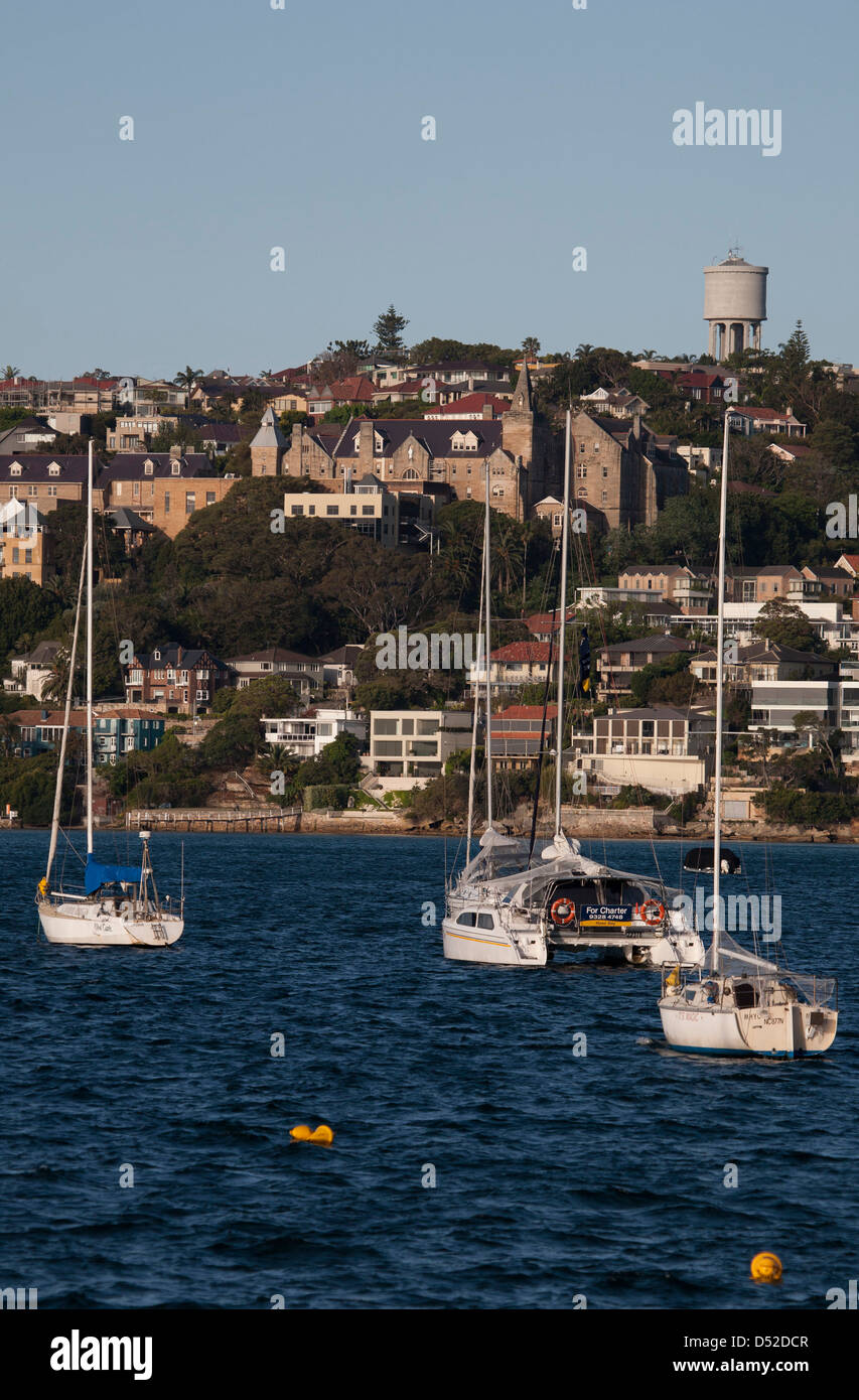 Luxury Waterfront case e ormeggiate imbarcazioni da diporto di fronte Kincoppal scuola presso il Rose Bay sobborghi Orientali Sydney Australia Foto Stock