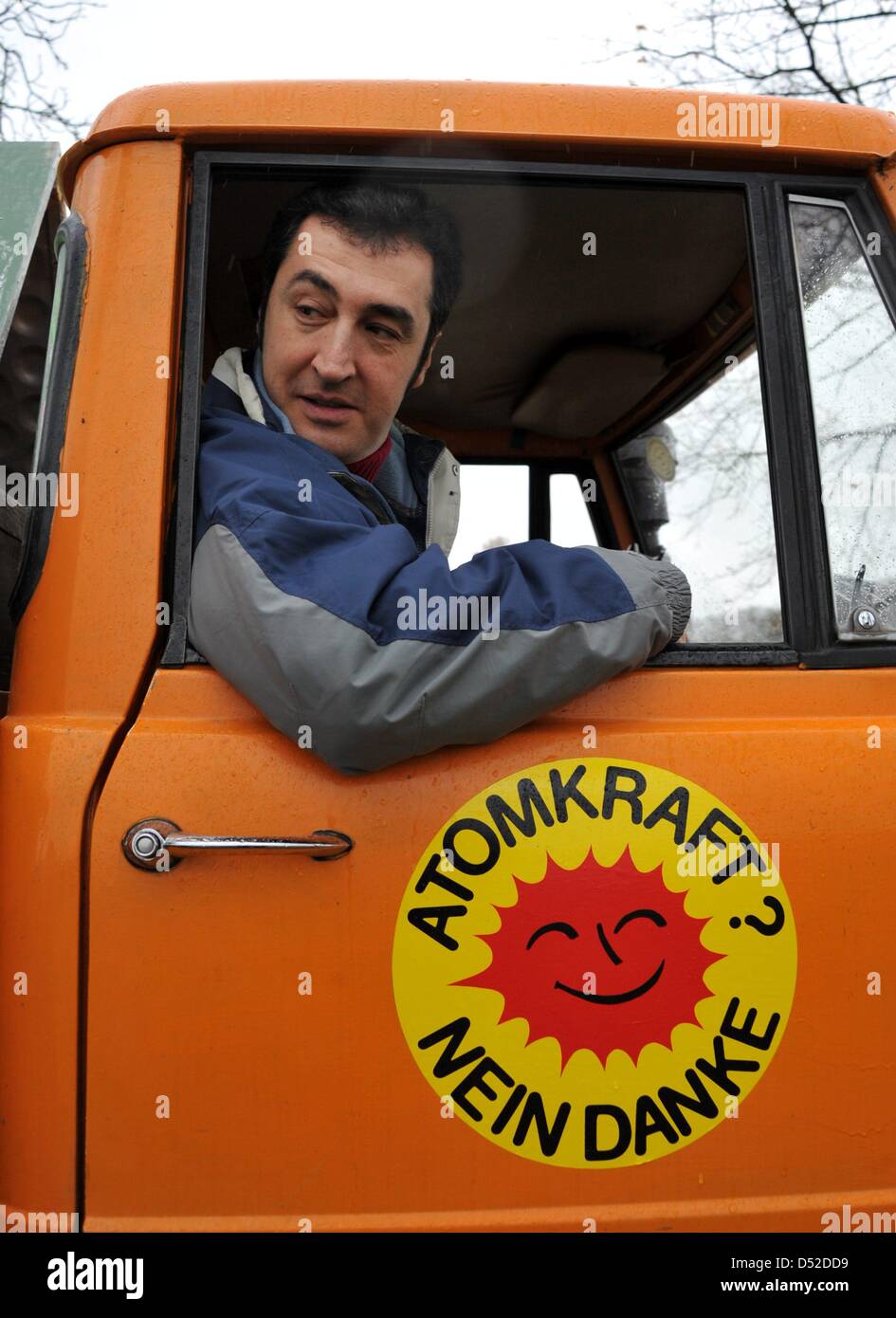 Presidente del partito dei Verdi, Cem Ozdemir, rigidi in un unimog durante una manifestazione contro il trasporto di ricino in Klein Gusborn, Germania, 06 novembre 2010. Undici di contenitori di rifiuti nucleari da impianto di ritrattamento di combustibile nucleare di La Hague sono per arrivare a Gorleben. Circa 40.000 persone, una protesta che non è stato visto in 30 anni, sono attesi per protestare contro la ruota trans Foto Stock