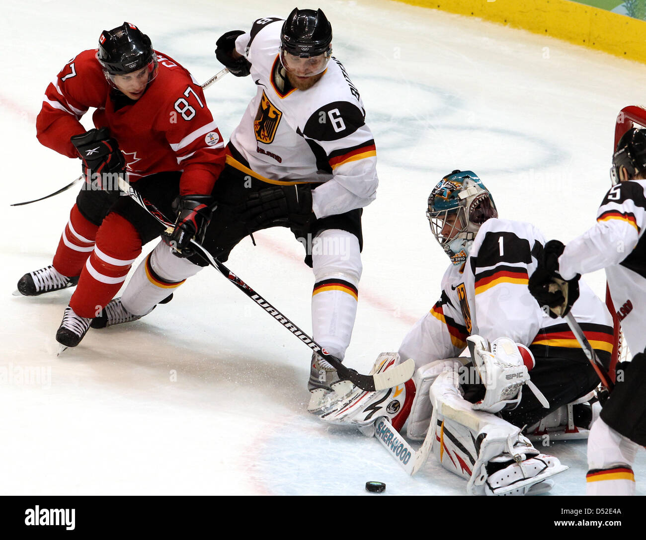 Sidney Crosby (L-R) del Canada, Sven Butenschoen di Germania, Tedesco portiere Thomas Greiss e Korbinian Holzer di Germania lotta per il puck durante il maschile di hockey su ghiaccio i play-off qualifiche gioco nel corso Vancouver 2010 Giochi Olimpici in Canada Hockey Place, Vancouver, Canada, 23 febbraio 2010. Foto: Daniel Karmann +++(c) dpa - Bildfunk+++ Foto Stock