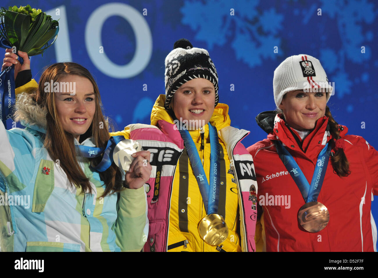 Silver medallist Tina Maze di Slovenia (L-R), gold medallist Viktoria Rebensburg della Germania e Elisabeth Goergl (L-R) dell'Austria durante la premiazione per le donne di slalom gigante sci alpino a Whistler Medal Plaza durante il Vancouver 2010 Giochi Olimpici in Whistler, Canada, 25 febbraio 2010. Foto: Foto Martin Schutt +++(c) dpa - Bildfunk+++ Foto Stock
