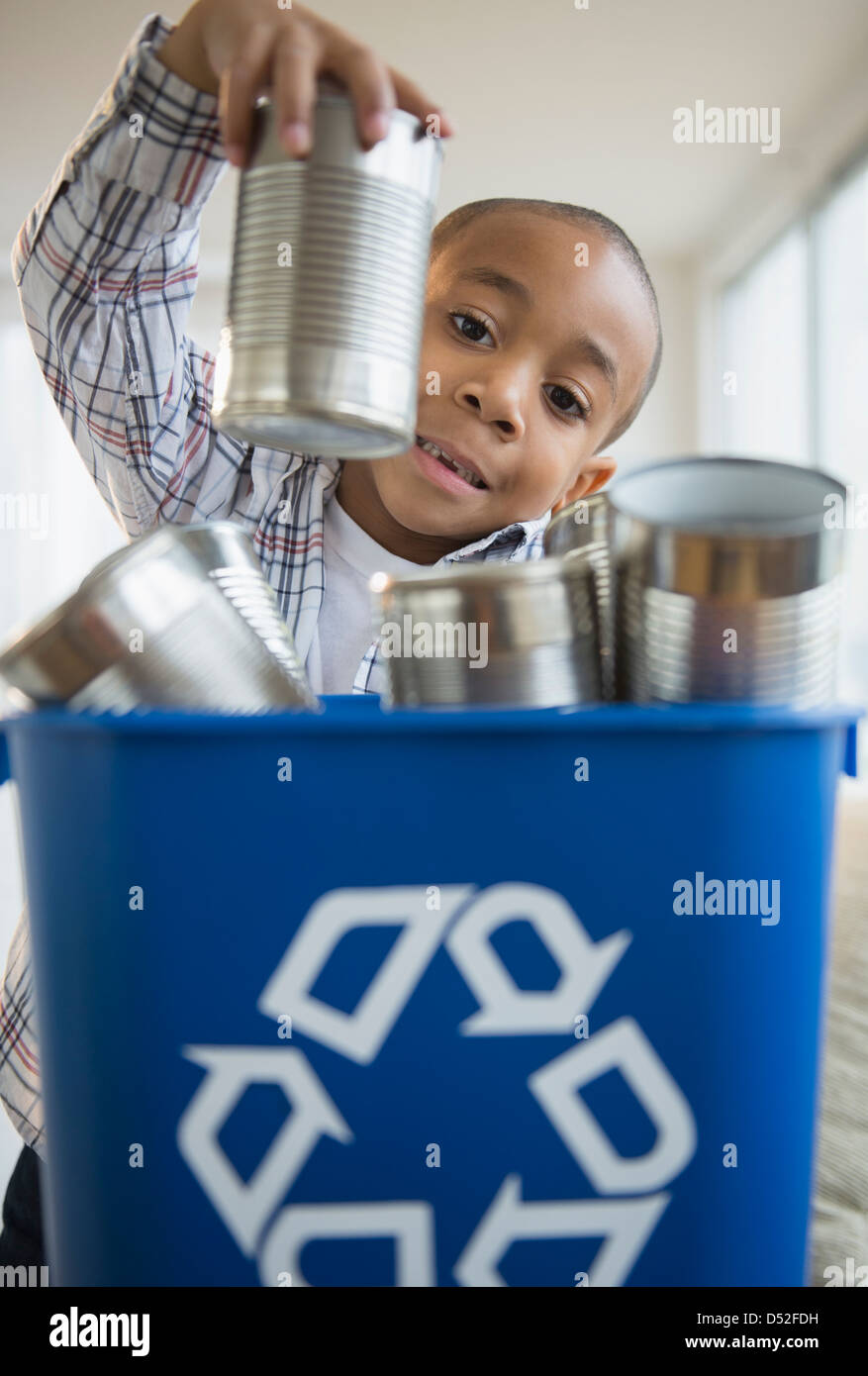 African American boy il riciclaggio di lattine in alluminio Foto Stock