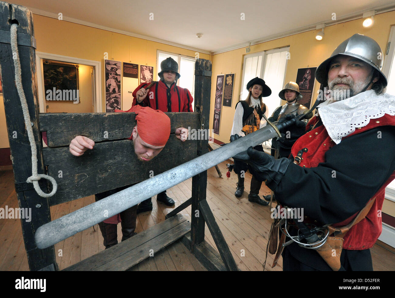 Un musketeer presenta un carnefice la spada nella nuova esposizione speciale " il boia di spada dell' nell'Heimatmuseum in Bernau, Germania, 26 febbraio 2010. La mostra annuncia la spada medievale lotta riunione che avrà luogo a Bernau il 14 marzo 2010. Foto: Bernd Settnik Foto Stock
