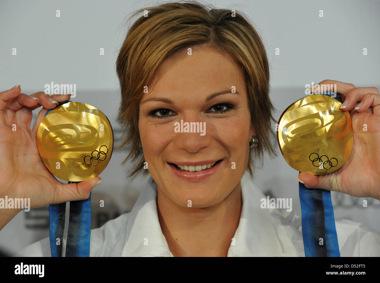 Maria Riesch di Germania pone con i suoi due medaglie d oro per la donna lo sci alpino Slalom e Super combinata di concorrenza alla 'Deutsches Haus' durante il Vancouver 2010 Giochi Olimpici in Whistler, Canada, 26 febbraio 2010. Foto: Peter Kneffel Foto Stock