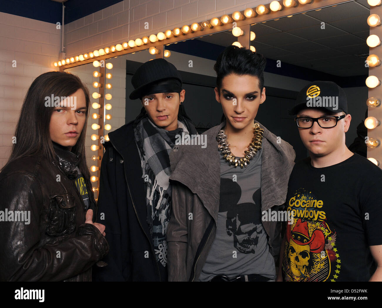 Georg Listing (L-R), Tom Kaulitz, cantante Bill Kaulitz e Gustav Schaefer della banda "Tokio Hotel' pongono prima di un concerto a Koenig Pilsener Arena stadium di Oberhausen, Germania, 26 febbraio 2010. Il primo dei due concerti in Germania ha avuto luogo nell'ambito di un tour europeo. Foto. Joerg Carstensen Foto Stock