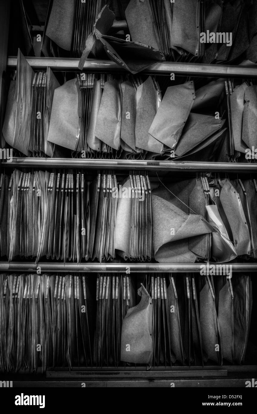 Vecchio archivio in abbandonato ospedale psichiatrico Foto Stock