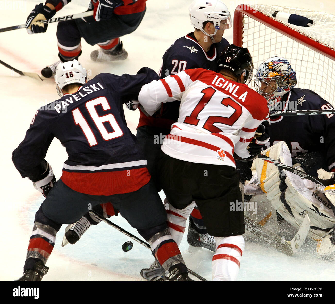 Il portiere Ryan Miller (R), Joe Pavelski (L) e Ryan Suter (C) DEGLI STATI UNITI D'AMERICA lotta per il puck con Jarome Iginla del Canada durante l'Hockey su ghiaccio medaglia d oro gioco 30 in Canada Hockey Place, in Vancouver, Canada, 28 febbraio 2010. Foto: Daniel Karmann +++(c) dpa - Bildfunk+++ Foto Stock