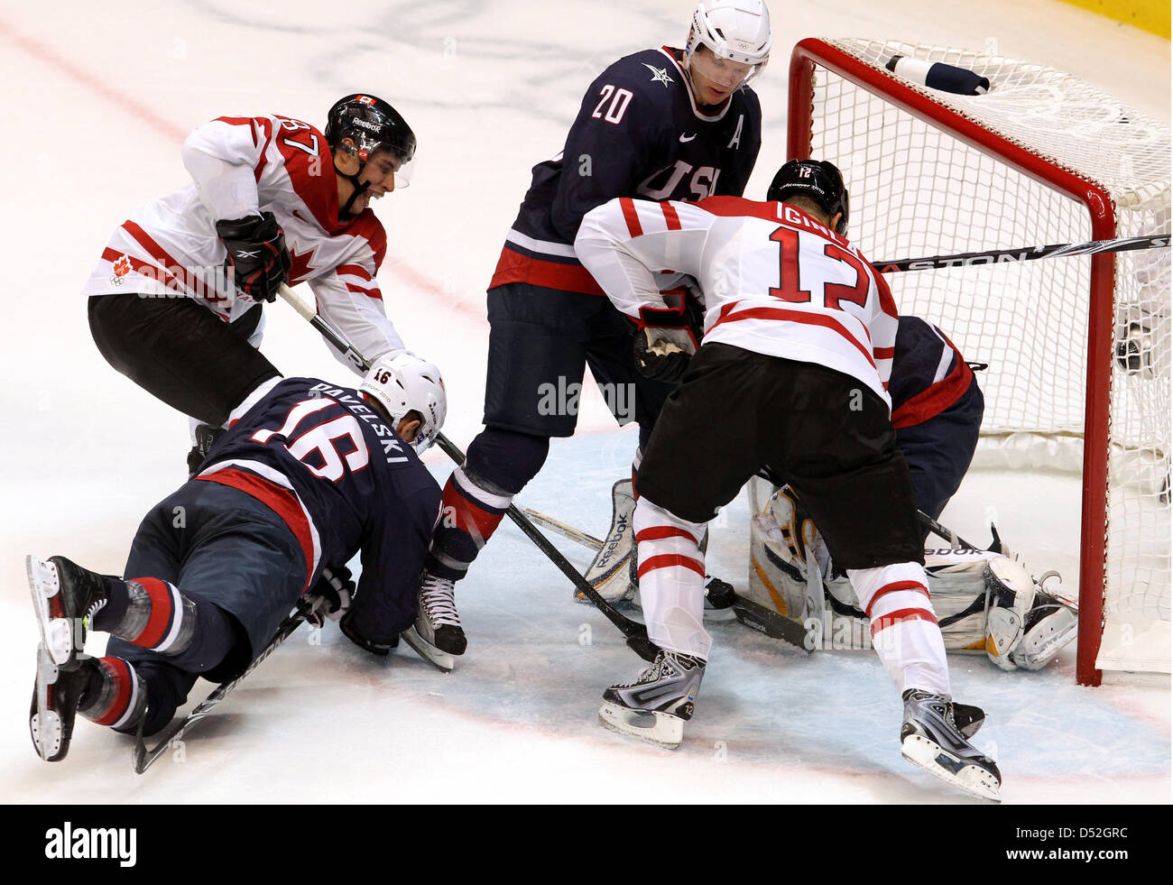 Il portiere Ryan Miller (R), Joe Pavelski (CL) e Ryan Suter (C) DEGLI STATI UNITI D'AMERICA lotta per il puck con Jarome Iginla (CR) e Sidney Crosby del Canada durante l'Hockey su ghiaccio medaglia d oro gioco 30 in Canada Hockey Place, in Vancouver, Canada, 28 febbraio 2010. Foto: Daniel Karmann +++(c) dpa - Bildfunk+++ Foto Stock