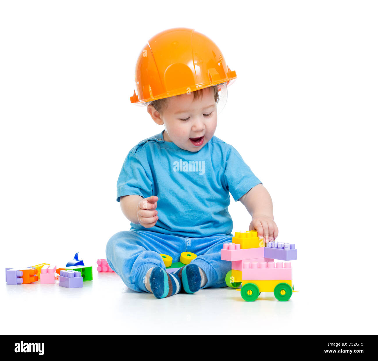 Kid giocando con blocchi di costruzione del giocattolo Foto Stock