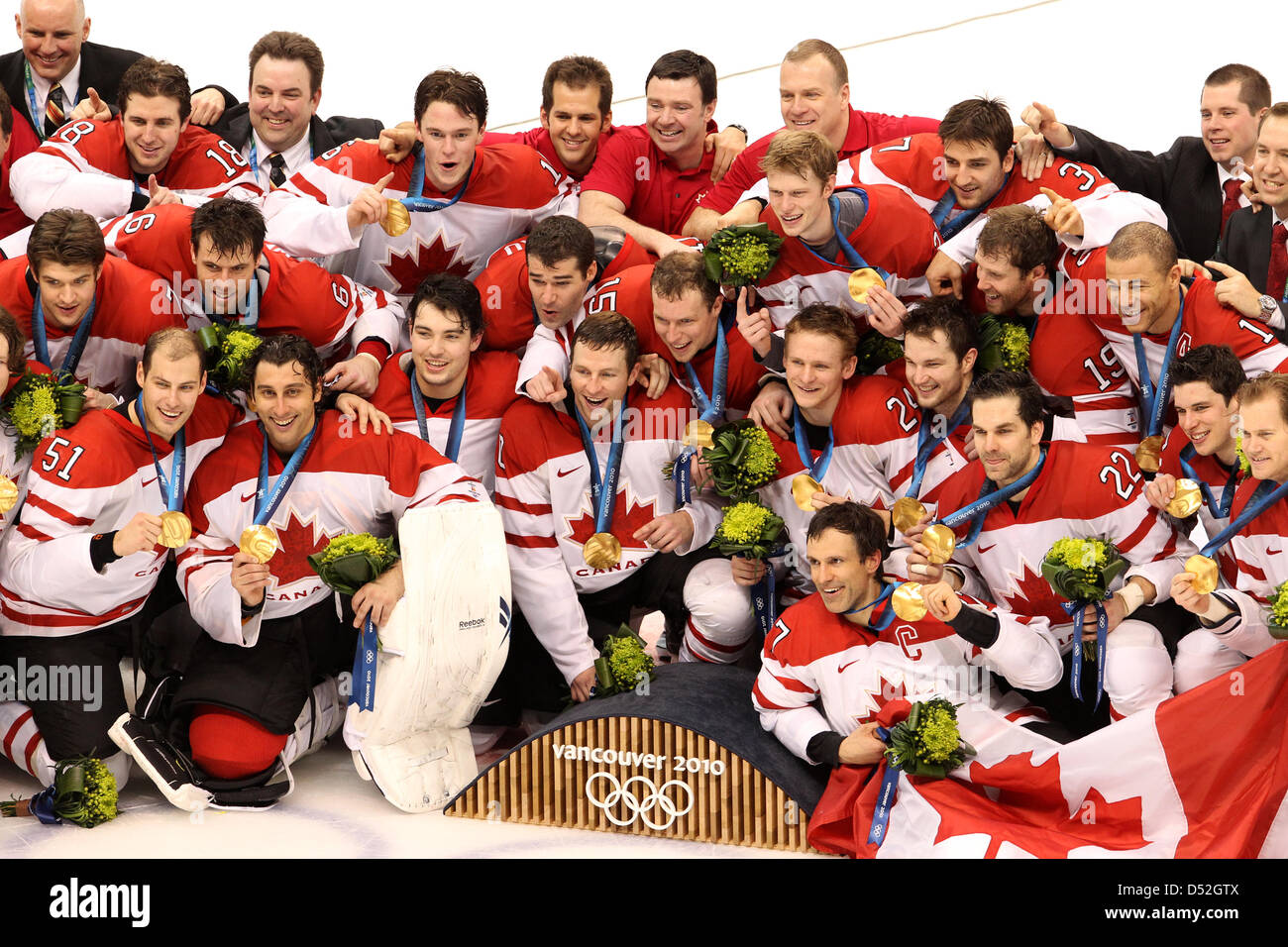 Il hockey canadese team gode la medaglia d'oro dopo l'Hockey su ghiaccio medaglia d oro gioco di Vancouver 2010 Giochi Olimpici Invernali in Canada Hockey Place, Vancouver, Canada, 28 febbraio 2010. Foto: Daniel Karmann +++(c) dpa - Bildfunk+++ Foto Stock