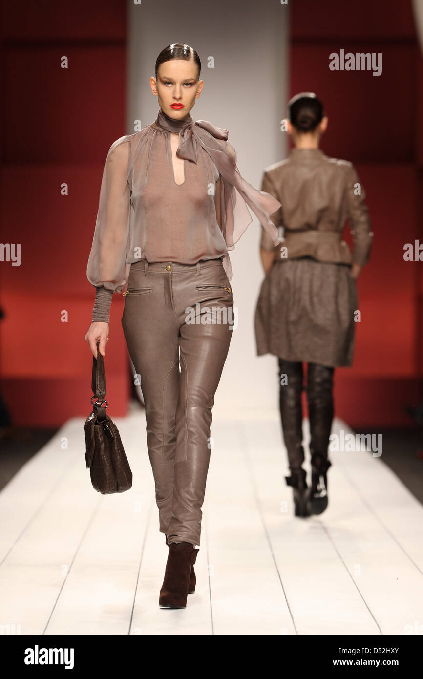 Un modello indossa una creazione come parte di Aigner le donne della moda autunno inverno 2010-2011 collezione presentata durante la Milano della donna la settimana della moda di Milano, Italia, 1 marzo 2010. Foto: Hendrik Ballhausen Foto Stock