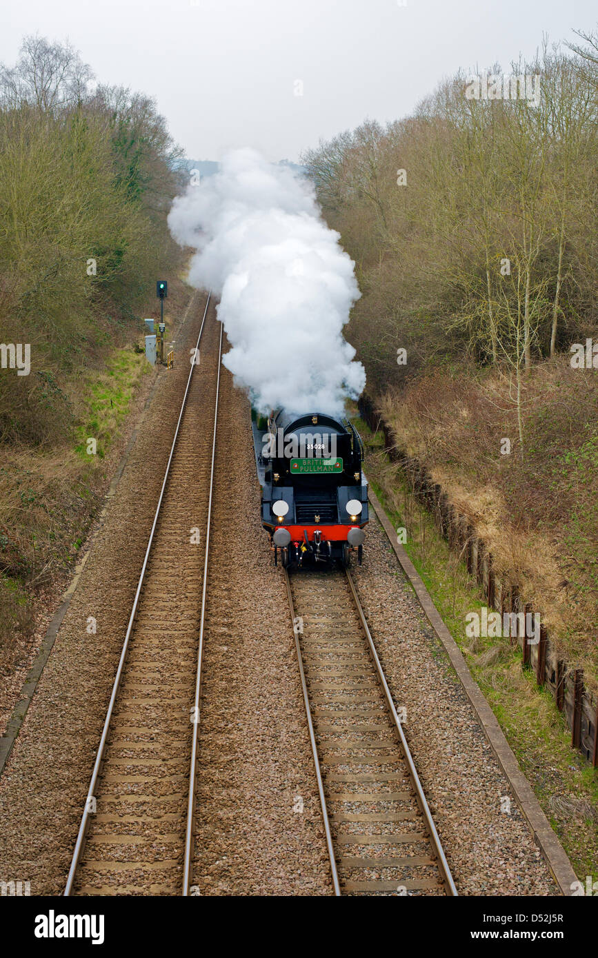 Reigate, Surrey, Regno Unito. Il 22 marzo 2013. Il British Pullman VS Orient Express locomotiva a vapore SR Marina Mercantile Clan Classe Linea 4-6-2 n. 35028 velocità attraverso Reigate in Surrey, 1504hrs venerdì 22 marzo 2013 lungo il tragitto per la stazione di London Victoria. Foto di Lindsay Constable/Alamy Live News Foto Stock