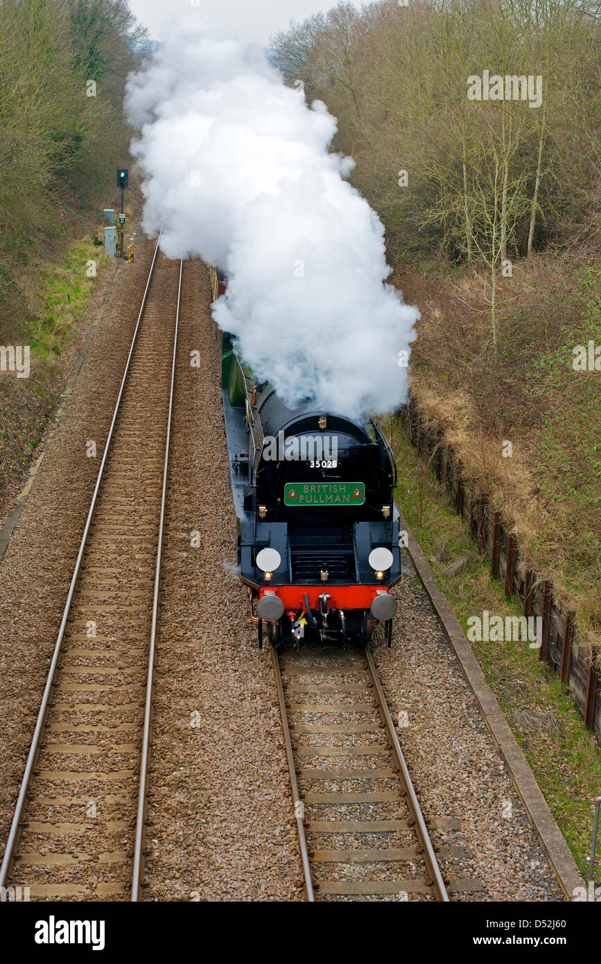 Reigate, Surrey, Regno Unito. Il 22 marzo 2013. Il British Pullman VS Orient Express locomotiva a vapore SR Marina Mercantile Clan Classe Linea 4-6-2 n. 35028 velocità attraverso Reigate in Surrey, 1504hrs venerdì 22 marzo 2013 lungo il tragitto per la stazione di London Victoria. Foto di Lindsay Constable/Alamy Live News Foto Stock