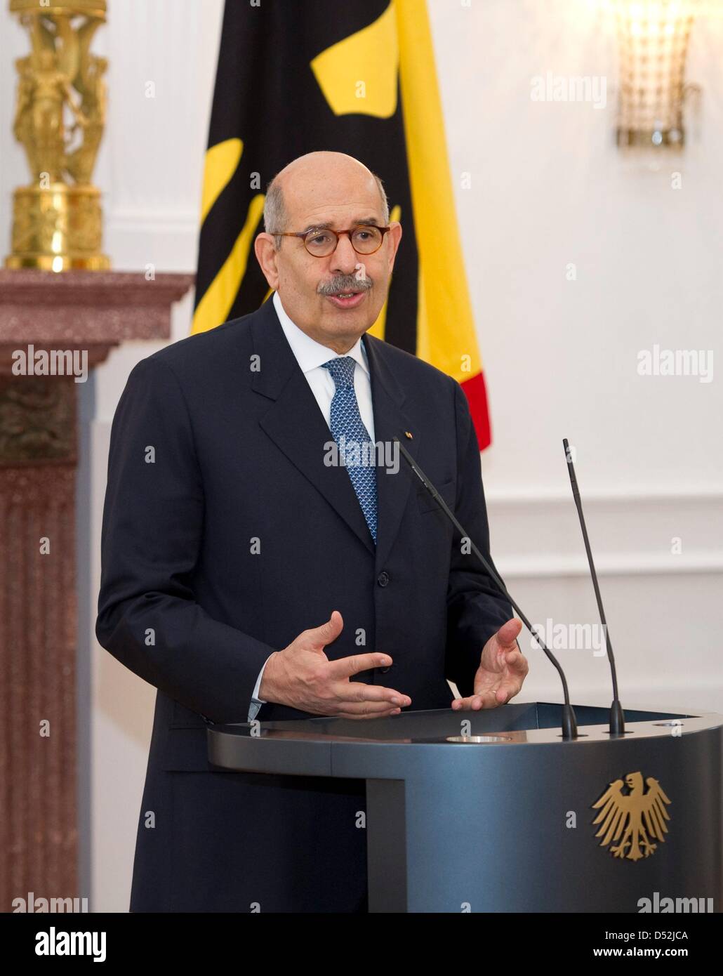 Mohamed El Baradei, ex direttore generale dell Agenzia Internazionale per l Energia Atomica, offre un discorso dopo la ricezione della Germania dell'grand Medal of Honor ("Grosser Verdienstorden der Bundesrepublik Deutschland mit Stern und Schulterband') dalle mani del Presidente tedesco Koehler (invisibile) presso il castello di Bellevue di Berlin, Germania, 03 marzo 2010. Foto: ARNO BURGI Foto Stock