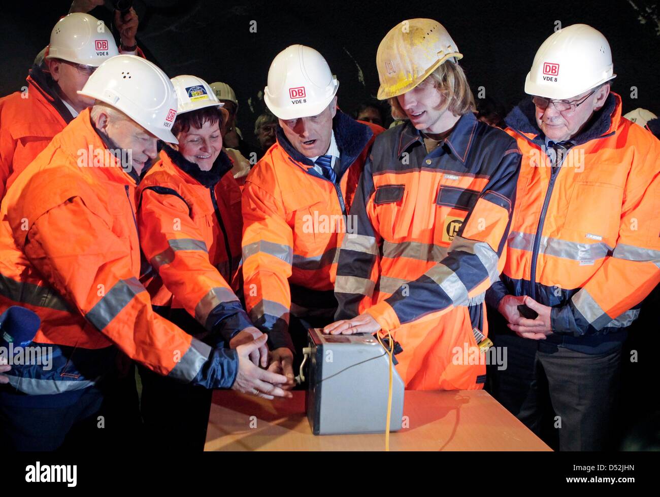 Blaster Master Mathias Dinger (2-R) Deutsche Bahn boss Ruediger Grube (L-R), tunnel padrino Elga Daehre, il ministro dei Trasporti tedesco Peter Ramsauer, Sassonia-Anhalt del ministro dei Trasporti Karl-Heinz Daehre premere il pulsante per il tunnel finale svolta di 'Bibratunnel' in Saubach, Germania, 03 marzo 2010. Con le prestazioni straordinarie e cerimonie per la 'Bibratunnel' e 'vicini F Foto Stock