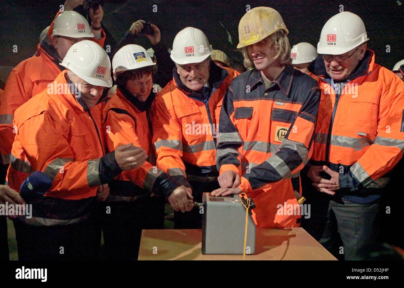 Blaster Master Mathias Dinger (2-R) Deutsche Bahn boss Ruediger Grube (L-R), tunnel padrino Elga Daehre, il ministro dei Trasporti tedesco Peter Ramsauer, Sassonia-Anhalt del ministro dei Trasporti Karl-Heinz Daehre premere il pulsante per il tunnel finale svolta di 'Bibratunnel' in Saubach, Germania, 03 marzo 2010. Con le prestazioni straordinarie e cerimonie per la 'Bibratunnel' e 'vicini F Foto Stock