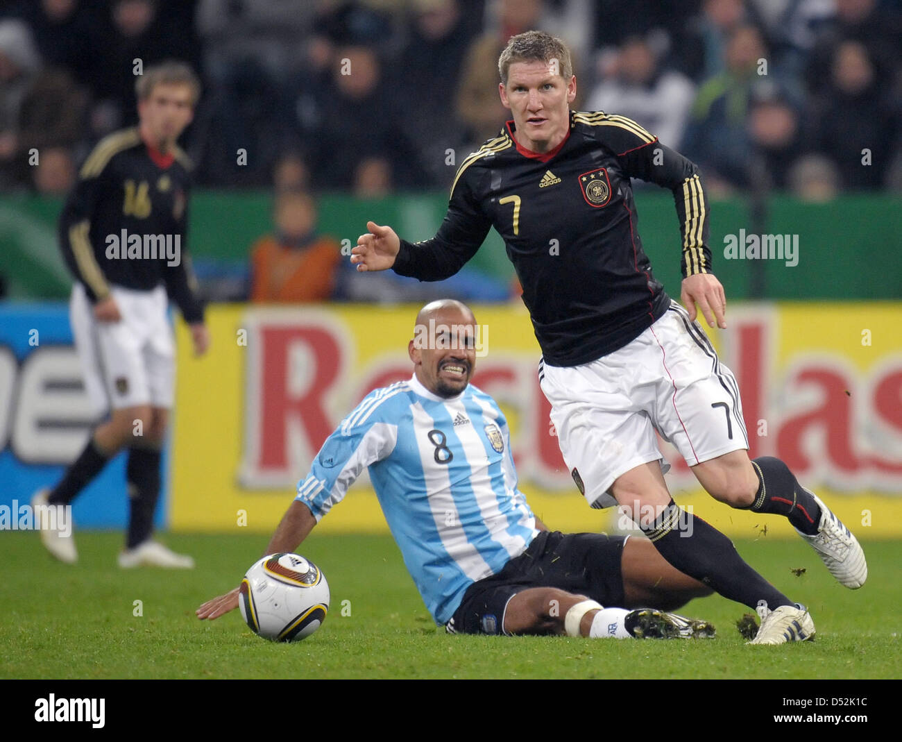 La Germania Bastian SCHWEINSTEIGER (R) e l'Argentina Juan Sebastian Veron (C) durante la prova di soccer match Germania vs Argentina presso lo stadio AllianzArena a Monaco di Baviera, Germania, 03 marzo 2010. L'Argentina ha vinto la partita 1-0. Foto: Ronald Wittek Foto Stock