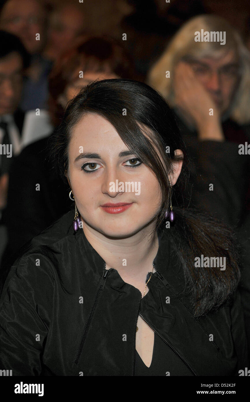 Autore georgiano Nino Haratishvili sorride davanti alla stipulazione di Adelbert von Camisso premio a Monaco di Baviera, Germania, 04 marzo 2010. È stato premiato con il premio promozionale dotati di 7.000 euro. Il premio di letteratura è stato assegnato ogni anno a Monaco di Baviera dal 1985 dalla fondazione Robert Bosch. Il premio è aperto agli autori la cui lingua madre e background culturale sono non-tedesco Foto Stock