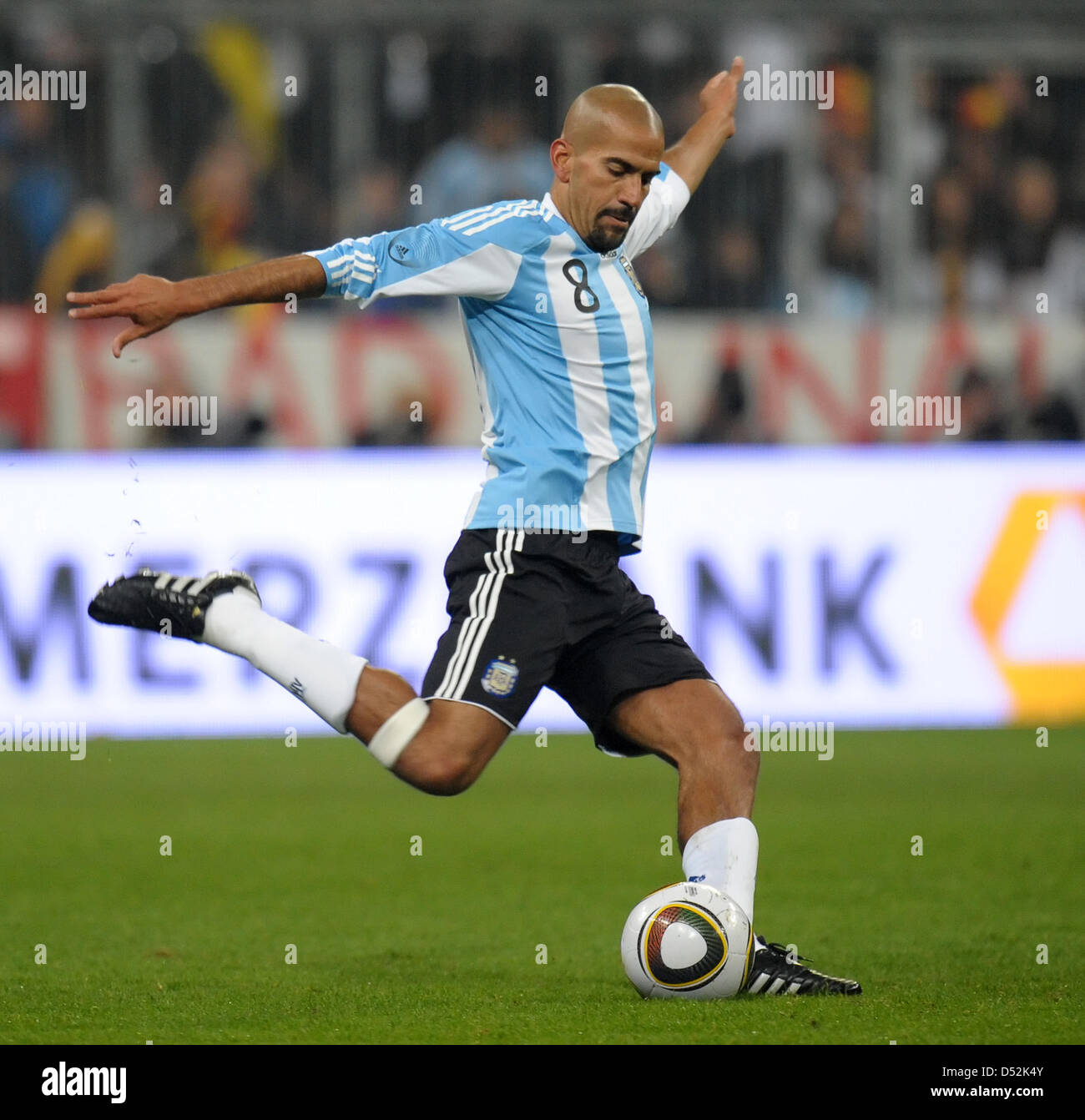 Argentina del Juan Sebastian Veron controlla la sfera durante il test match Germania vs Argentina presso lo stadio AllianzArena a Monaco di Baviera, Germania, 03 marzo 2010. L'Argentina ha vinto la partita 1-0. Foto: Ronald Wittek Foto Stock