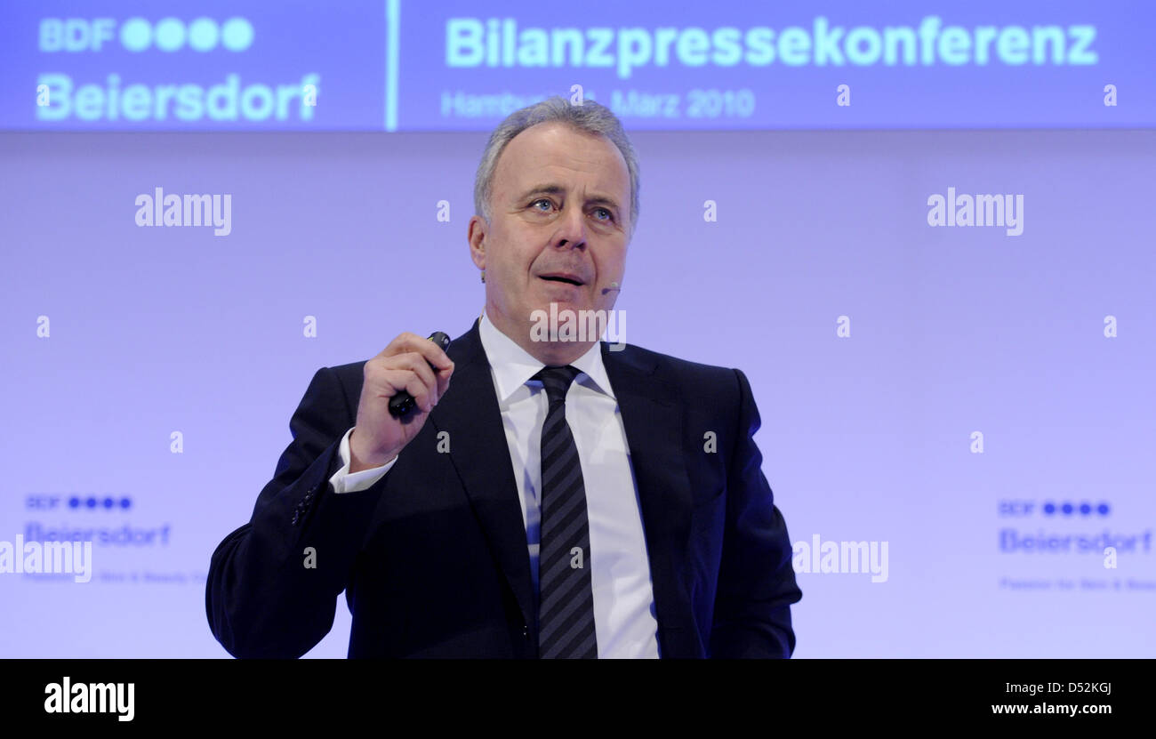 Thomas-B. Quaas, CEO di Beiersdorf AG, parla a un equilibrio conferenza stampa in compagnia del centro di ricerca ad Amburgo, Germania, 04 marzo 2010. Beiersdorf intende aumentare il suo margine di profitto nel 2010 in confronto al 2009. Foto: Marcus Brandt Foto Stock