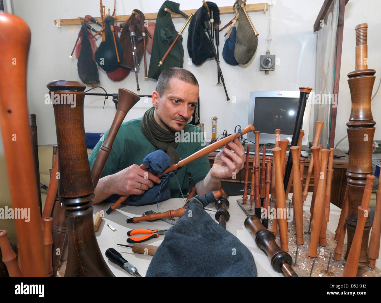 Mario Siegismund produce la propria cornamusa nel suo laboratorio di Schwarzenberg, Germania, 25 febbraio 2010. Siegismund insegnato lo stesso come per produrre fatti a mano cornamuse e ora fornisce gli strumenti per tutte le parti del mondo. Foto: Wolfgang Thieme Foto Stock