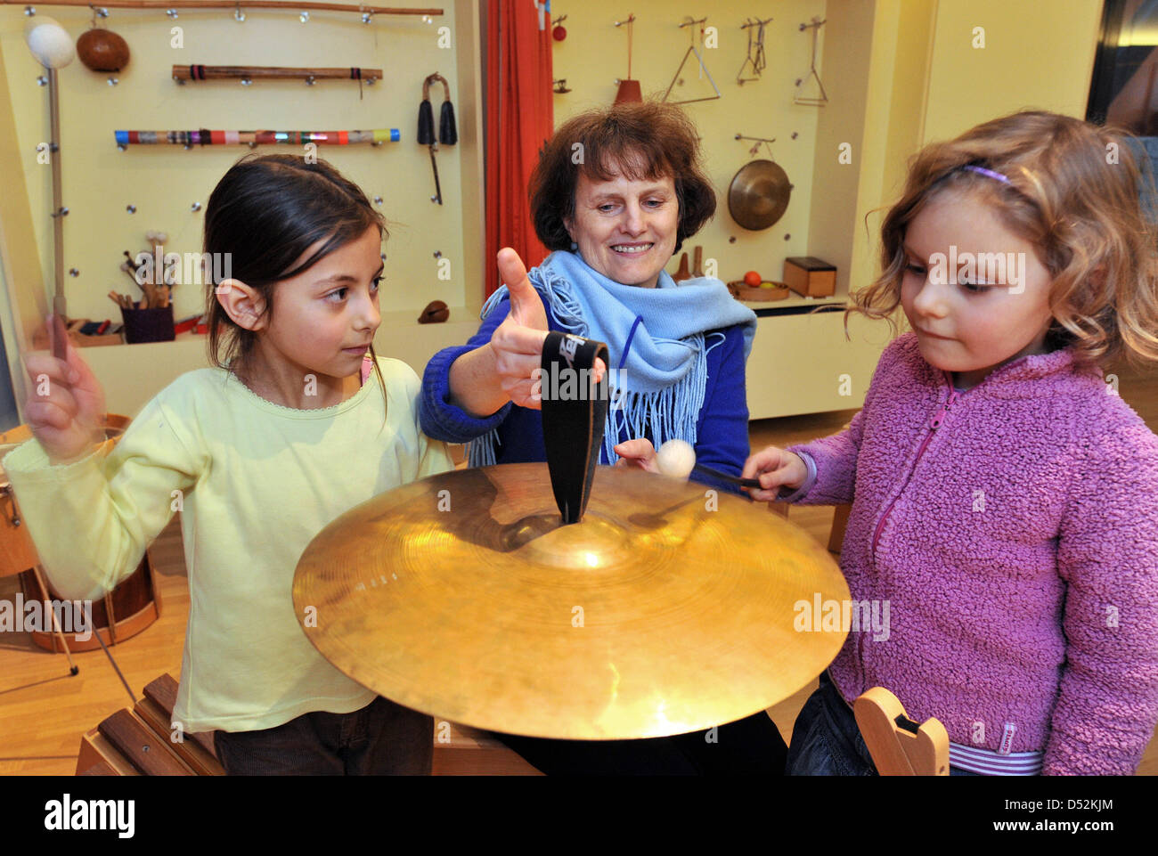 Insegnante di musica Gudrun Mueske (C) e i bambini e il check out di uno strumento nel laboratorio del suono della casa di Haendel a Halle/Saale Germania, 27 gennaio 2010. L'educazione musicale è rivolto a bambini tra i sei e undici chi può imparare circa il suono, acustics e strumenti. Foto: Hendrik Schmidt Foto Stock