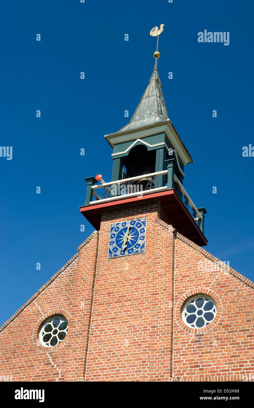 Dettaglio della torre di una chiesa olandese riformata di Groningen Foto Stock