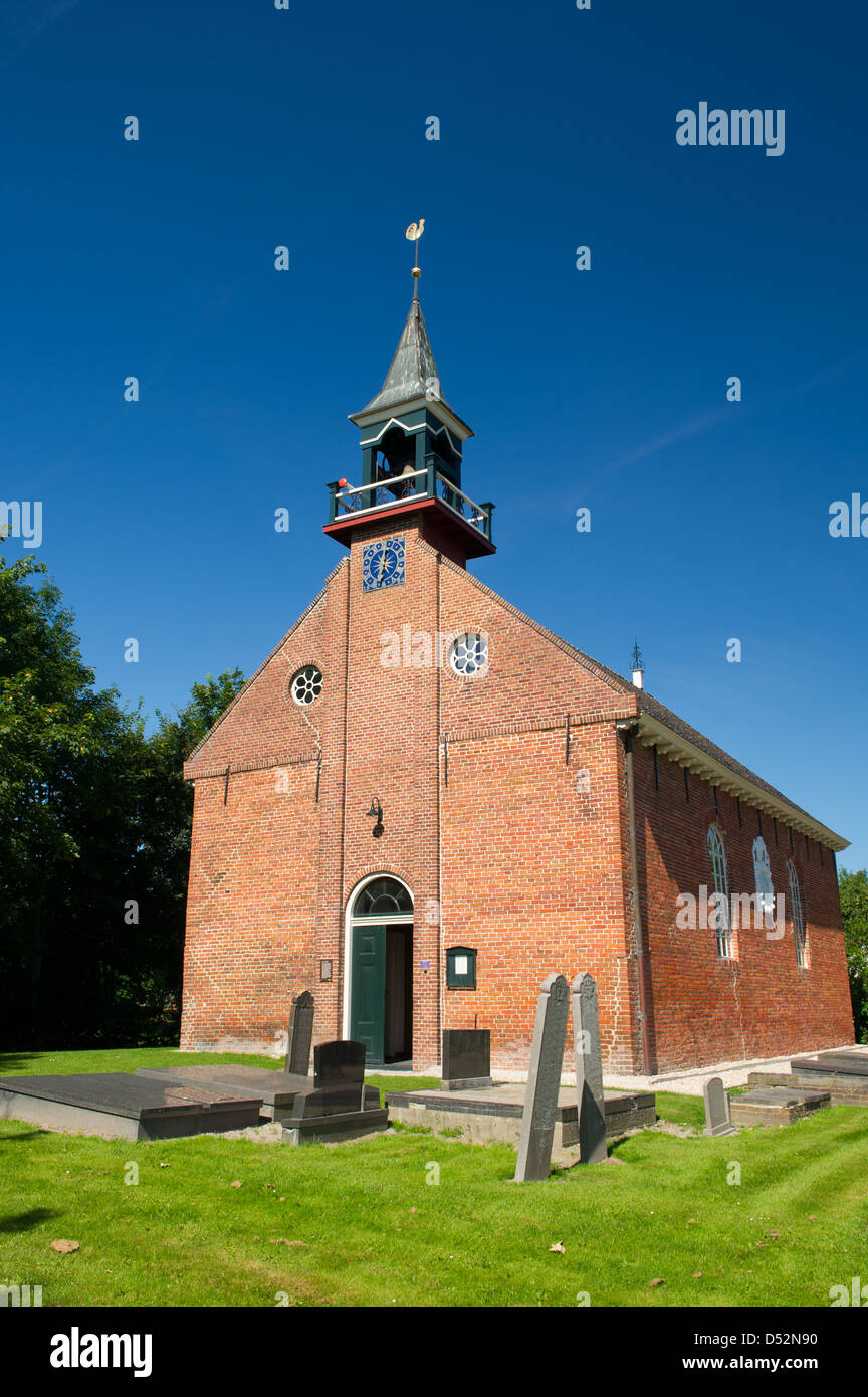 Tipica vecchia chiesa olandese riformata nel piccolo villaggio di Groningen Foto Stock