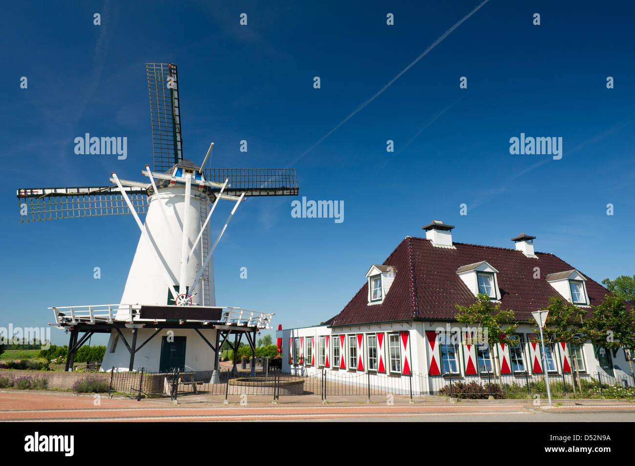Bianco mulino a vento olandese a Groningen Foto Stock