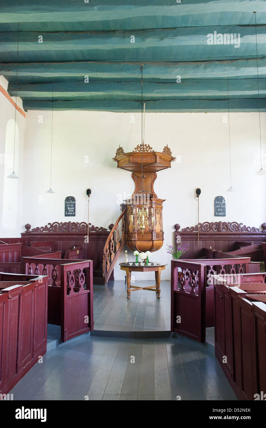 Interior vecchia chiesa olandese con pulpito in Eenum Foto Stock