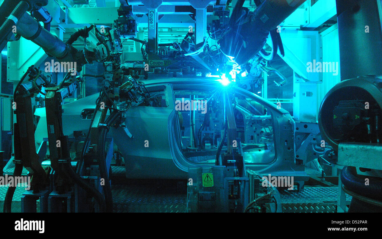 Un 'Plasmatron' roboter salda il corpo di un'Audi A5 presso lo stabilimento di Ingolstadt, Germania, 08 marzo 2010. Audi presente il suo 2009 bilancio in una conferenza stampa il giorno seguente, 09 marzo 2010. Foto: STEFAN PUCHNER Foto Stock