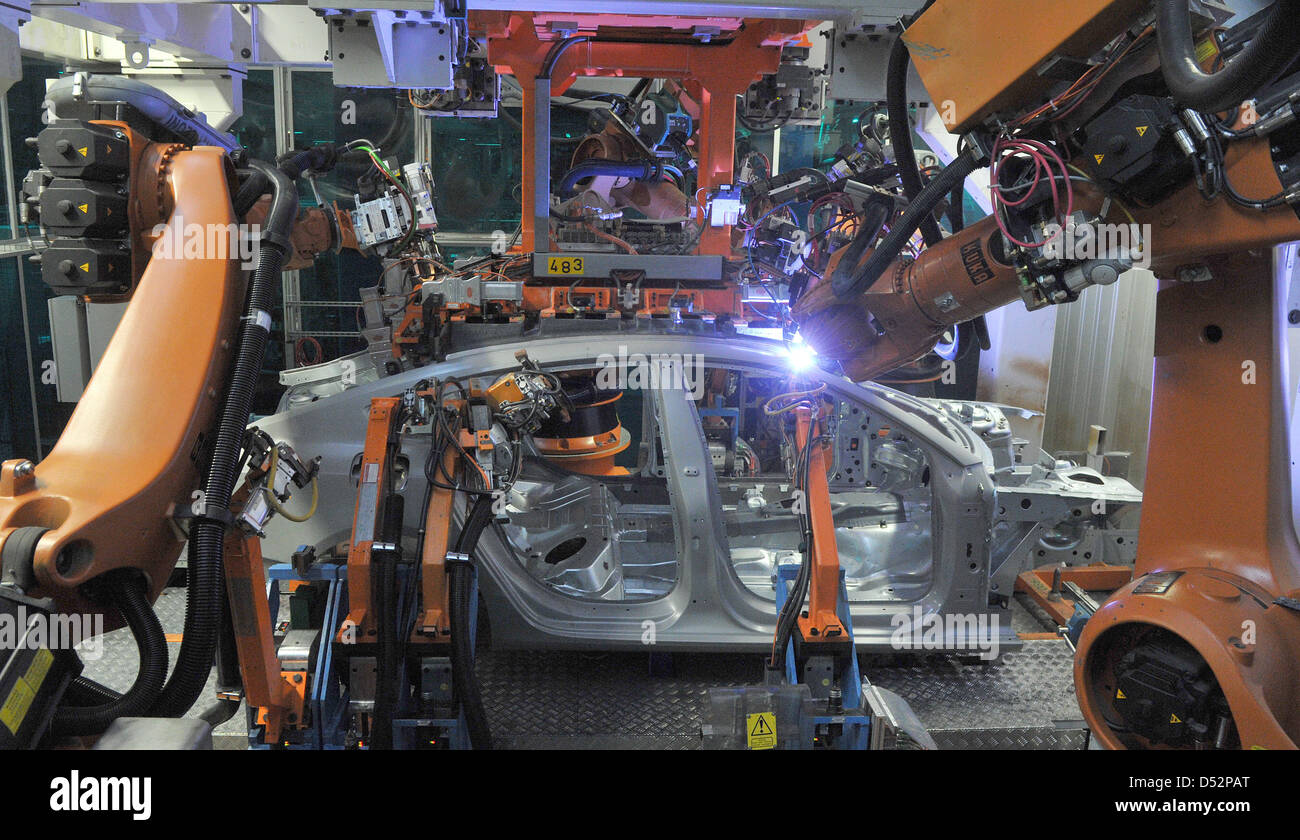 Un 'Plasmatron' roboter salda il corpo di un'Audi A5 presso lo stabilimento di Ingolstadt, Germania, 08 marzo 2010. Audi presente il suo 2009 bilancio in una conferenza stampa il giorno seguente, 09 marzo 2010. Foto: STEFAN PUCHNER Foto Stock
