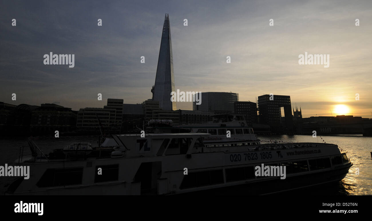 La Shard visualizzate sul Fiume Tamigi al tramonto Londra Inghilterra Foto Stock