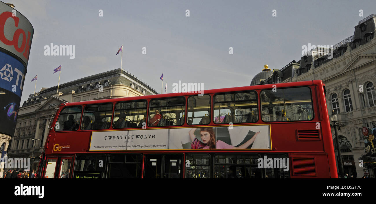 Red Bus londinese Piccadilly Circus London Inghilterra England Foto Stock
