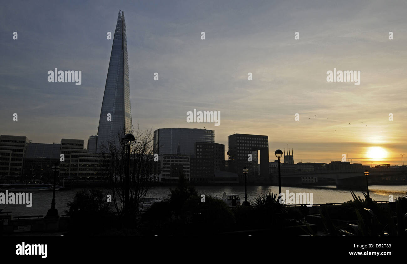 La Shard visualizzate sul Fiume Tamigi al tramonto Londra Inghilterra Foto Stock