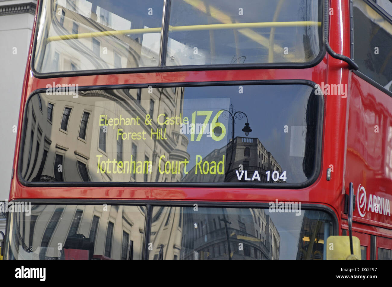 Red London Bus in The Strand London Inghilterra England Foto Stock