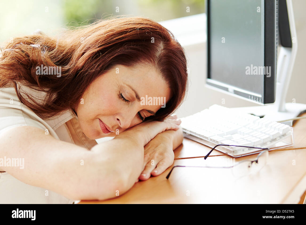 Donna addormentati al lavoro Foto Stock