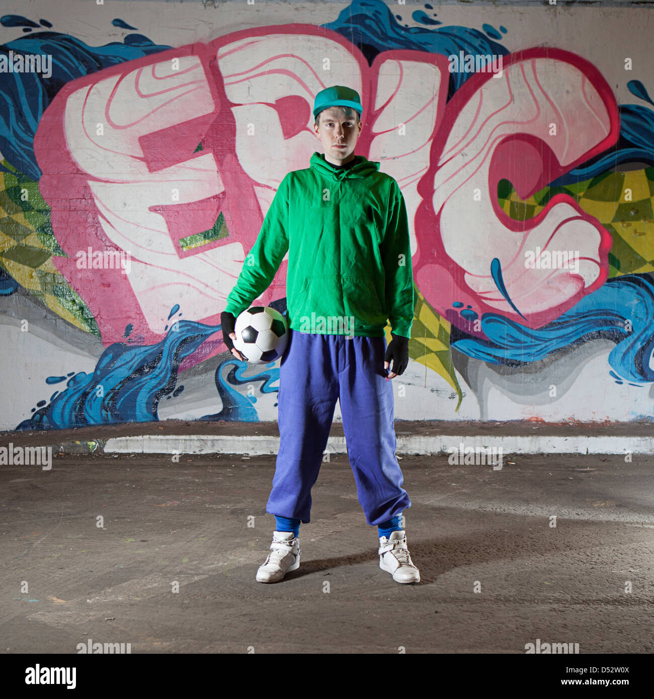 Un calciatore urbana nel suo ambiente nativo Foto Stock